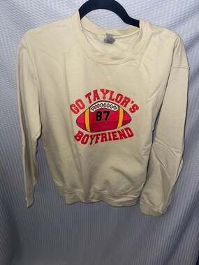 Gildan Heavy Blend 'Go Taylor's Boyfriend' Travis Kelce 87 Graphic Sweatshirt, S